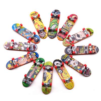 Classical Toys Finger Skateboard with Metal Wheels Finger Scooter Fingertip Sports Scooter Toy Desktop Toys Children Gifts